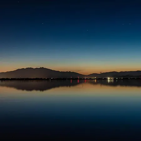 Moderne Vue Sur Etang Et Montagne Le Barcarès
