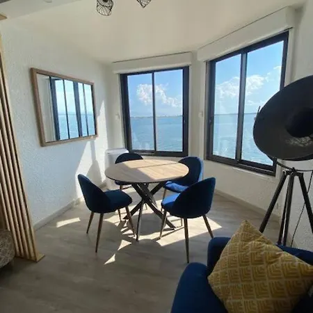 Moderne Vue Sur Etang Et Montagne *